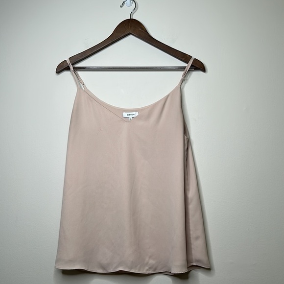Babaton Everly Blouse Airy Loose Fit V Neck Adjustable Straps Soft Blush Medium - Picture 2 of 7